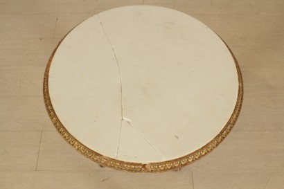Round coffee table carved baluster, Central, three feet, carved acanthus leaf, marble floor, Golden, broken marble carvings