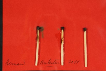 Aubertin fiammiferi bruciati su foglio rosso_14322 arte contemporanea, Bernard Aubertin, fiammiferi bruciati, firma e data aubertin