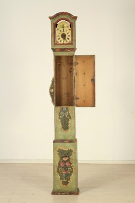 Pendolo laccato, lesene laterali, antina, parte superiore, anta sagomata, orologio, quadrante decorato, internamente laccata