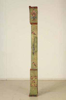 Pendolo laccato, lesene laterali, antina, parte superiore, anta sagomata, orologio, quadrante decorato, internamente laccata