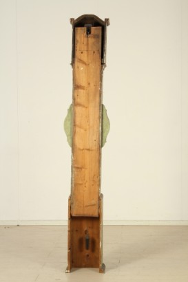 Pendolo laccato, lesene laterali, antina, parte superiore, anta sagomata, orologio, quadrante decorato, internamente laccata