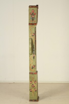 Pendolo laccato, lesene laterali, antina, parte superiore, anta sagomata, orologio, quadrante decorato, internamente laccataPendolo laccato, lesene laterali, antina, parte superiore, anta sagomata, orologio, quadrante decorato, internamente laccata