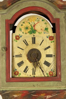 Pendolo laccato, lesene laterali, antina, parte superiore, anta sagomata, orologio, quadrante decorato, internamente laccata