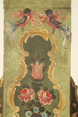 Pendolo laccato, lesene laterali, antina, parte superiore, anta sagomata, orologio, quadrante decorato, internamente laccata