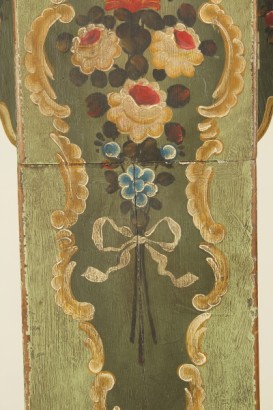 Pendolo laccato, lesene laterali, antina, parte superiore, anta sagomata, orologio, quadrante decorato, internamente laccata