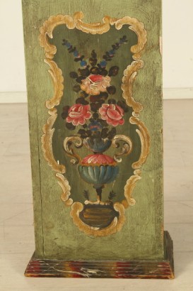 Pendolo laccato, lesene laterali, antina, parte superiore, anta sagomata, orologio, quadrante decorato, internamente laccata