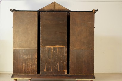 Libreria noce, fronte spezzato, formelle, vani a giorno, corpo centrale, montanti intagliati, cimasa a timpano, volto alato, putto alato, #antiquariatoliberti