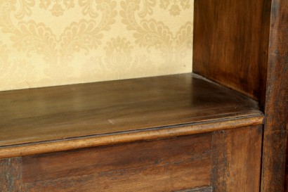 Libreria noce, fronte spezzato, formelle, vani a giorno, corpo centrale, montanti intagliati, cimasa a timpano, volto alato, putto alato, #antiquariatoliberti