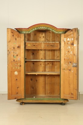 Armadio tirolese, montanti, 45 gradi, piedi torniti, ante sagomate, interamente laccate, policramia, #antiquariatoarmadi