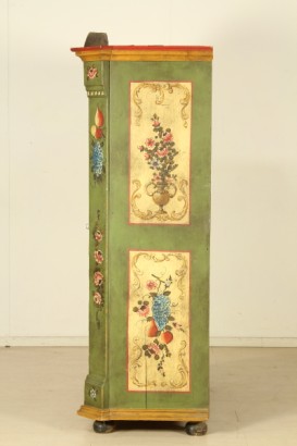 Armadio tirolese, montanti, 45 gradi, piedi torniti, ante sagomate, interamente laccate, policramia, #antiquariatoarmadi
