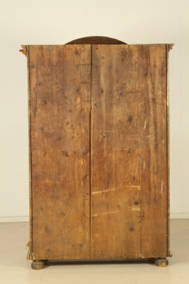 Armadio tirolese, montanti, 45 gradi, piedi torniti, ante sagomate, interamente laccate, policramia, #antiquariatoarmadi