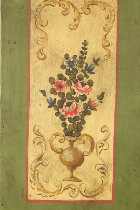 Armadio tirolese, montanti, 45 gradi, piedi torniti, ante sagomate, interamente laccate, policramia, #antiquariatoarmadi