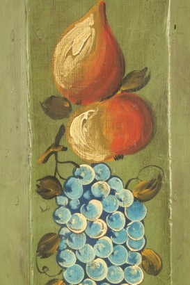 Armadio tirolese, montanti, 45 gradi, piedi torniti, ante sagomate, interamente laccate, policramia, #antiquariatoarmadi