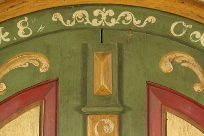 Armadio tirolese, montanti, 45 gradi, piedi torniti, ante sagomate, interamente laccate, policramia, #antiquariatoarmadi
