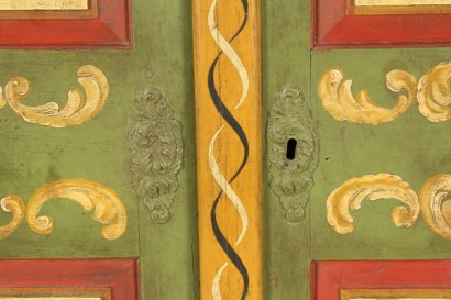 Armadio tirolese, montanti, 45 gradi, piedi torniti, ante sagomate, interamente laccate, policramia, #antiquariatoarmadi