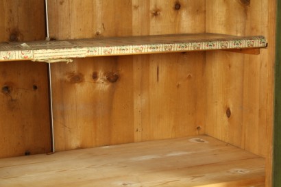 Armadio tirolese, montanti, 45 gradi, piedi torniti, ante sagomate, interamente laccate, policramia, #antiquariatoarmadi