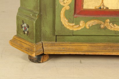 Armadio tirolese, montanti, 45 gradi, piedi torniti, ante sagomate, interamente laccate, policramia, #antiquariatoarmadi