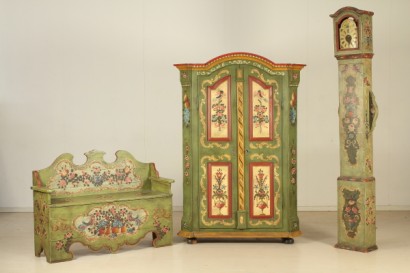 Armadio tirolese, montanti, 45 gradi, piedi torniti, ante sagomate, interamente laccate, policramia, #antiquariatoarmadi