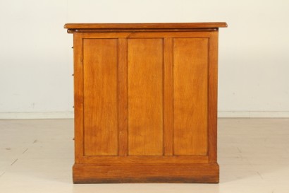 30-40 Jahre Schreibtisch, Eiche, furniert, neun Schubladen, Schubladen auf der Vorderseite, das zentrale Fach, Holzgriffe, zwei Ziehlaschen, Klavier mit Einlagen, Leder, #modernariatotavoli