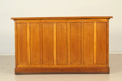 30-40 Jahre Schreibtisch, Eiche, furniert, neun Schubladen, Schubladen auf der Vorderseite, das zentrale Fach, Holzgriffe, zwei Ziehlaschen, Klavier mit Einlagen, Leder, #modernariatotavoli