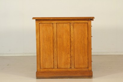 30-40 Jahre Schreibtisch, Eiche, furniert, neun Schubladen, Schubladen auf der Vorderseite, das zentrale Fach, Holzgriffe, zwei Ziehlaschen, Klavier mit Einlagen, Leder, #modernariatotavoli