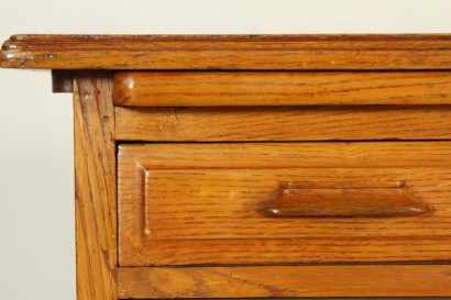 30-40 Jahre Schreibtisch, Eiche, furniert, neun Schubladen, Schubladen auf der Vorderseite, das zentrale Fach, Holzgriffe, zwei Ziehlaschen, Klavier mit Einlagen, Leder, #modernariatotavoli