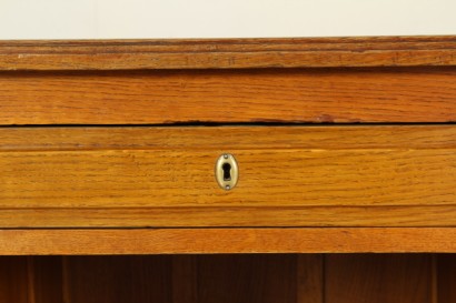 30-40 Jahre Schreibtisch, Eiche, furniert, neun Schubladen, Schubladen auf der Vorderseite, das zentrale Fach, Holzgriffe, zwei Ziehlaschen, Klavier mit Einlagen, Leder, #modernariatotavoli