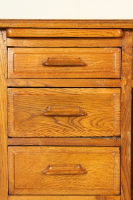 30-40 Jahre Schreibtisch, Eiche, furniert, neun Schubladen, Schubladen auf der Vorderseite, das zentrale Fach, Holzgriffe, zwei Ziehlaschen, Klavier mit Einlagen, Leder, #modernariatotavoli