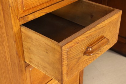 30-40 Jahre Schreibtisch, Eiche, furniert, neun Schubladen, Schubladen auf der Vorderseite, das zentrale Fach, Holzgriffe, zwei Ziehlaschen, Klavier mit Einlagen, Leder, #modernariatotavoli