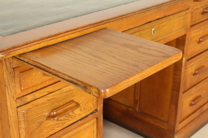 30-40 Jahre Schreibtisch, Eiche, furniert, neun Schubladen, Schubladen auf der Vorderseite, das zentrale Fach, Holzgriffe, zwei Ziehlaschen, Klavier mit Einlagen, Leder, #modernariatotavoli