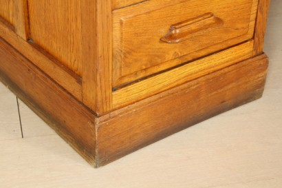 30-40 Jahre Schreibtisch, Eiche, furniert, neun Schubladen, Schubladen auf der Vorderseite, das zentrale Fach, Holzgriffe, zwei Ziehlaschen, Klavier mit Einlagen, Leder, #modernariatotavoli