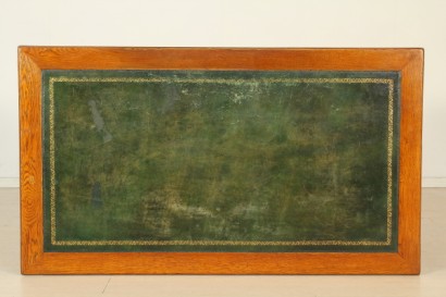 30-40 Jahre Schreibtisch, Eiche, furniert, neun Schubladen, Schubladen auf der Vorderseite, das zentrale Fach, Holzgriffe, zwei Ziehlaschen, Klavier mit Einlagen, Leder, #modernariatotavoli