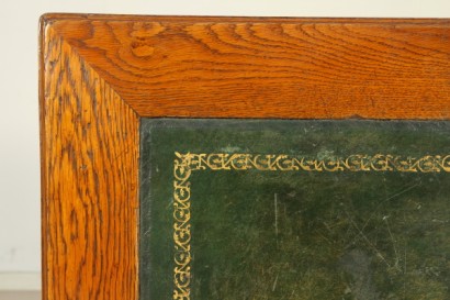 30-40 Jahre Schreibtisch, Eiche, furniert, neun Schubladen, Schubladen auf der Vorderseite, das zentrale Fach, Holzgriffe, zwei Ziehlaschen, Klavier mit Einlagen, Leder, #modernariatotavoli