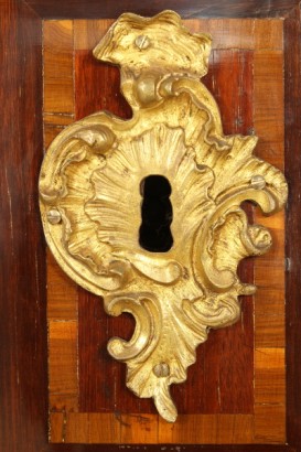 Napoleon III, across chest moved, shaped uprights, three drawers, inlaid reserves, rosewood, Plum, amaranth, edge, uprights, pruno, #antiquariatocassettoni text