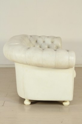Divano Chesterfield, due posti, imbottitura in espanso, rivestimento in pelle, discrete condizioni, #modernariatodivani