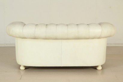 Divano Chesterfield, due posti, imbottitura in espanso, rivestimento in pelle, discrete condizioni, #modernariatodivani