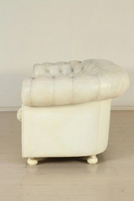 Divano Chesterfield, due posti, imbottitura in espanso, rivestimento in pelle, discrete condizioni, #modernariatodivani