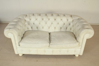 Divano Chesterfield, due posti, imbottitura in espanso, rivestimento in pelle, discrete condizioni, #modernariatodivani