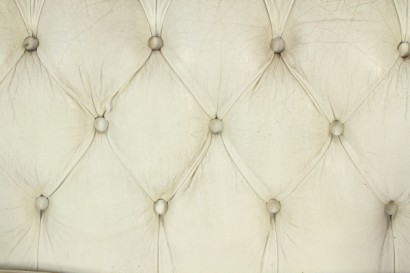 Divano Chesterfield, due posti, imbottitura in espanso, rivestimento in pelle, discrete condizioni, #modernariatodivani