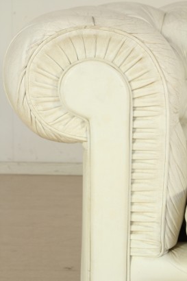 Divano Chesterfield, due posti, imbottitura in espanso, rivestimento in pelle, discrete condizioni, #modernariatodivani