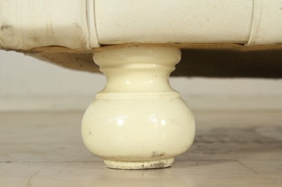 Divano Chesterfield, due posti, imbottitura in espanso, rivestimento in pelle, discrete condizioni, #modernariatodivani