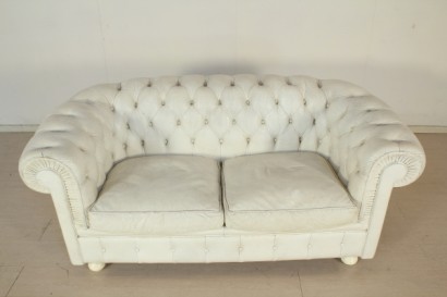 Sofá de Chesterfield, dos asientos, espuma acolchado, forro de cuero, # modernariatodivani