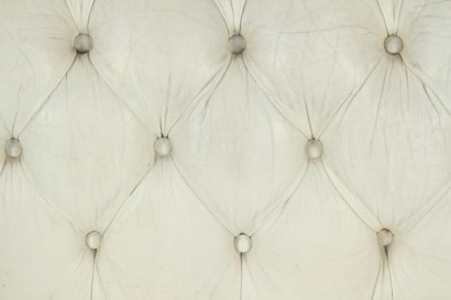 Sofá de Chesterfield, dos asientos, espuma acolchado, forro de cuero, # modernariatodivani