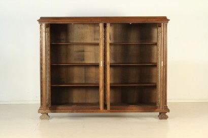 Libreria Neorinascimento, montanti intagliati, piedi a mensola, ante con vetri, piombati, cappello, urna, cornice a dentelli, fianchi con vetri