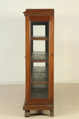 Biblioteca de estilo neorrenacentista, tallado de pilares, soporte pies, puertas con vidrio emplomado, sombrero, urna, marco rosa, caderas con gafas