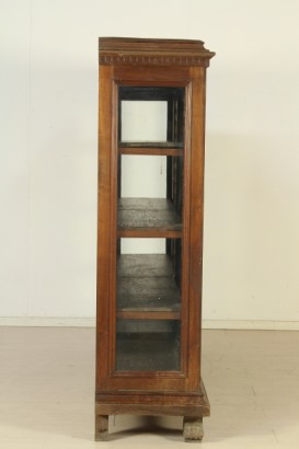 Biblioteca de estilo neorrenacentista, tallado de pilares, soporte pies, puertas con vidrio emplomado, sombrero, urna, marco rosa, caderas con gafas