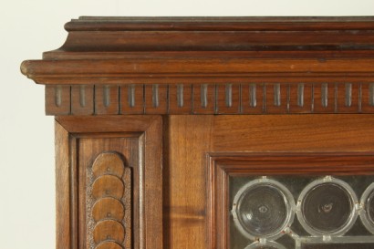 Biblioteca de estilo neorrenacentista, tallado de pilares, soporte pies, puertas con vidrio emplomado, sombrero, urna, marco rosa, caderas con gafas