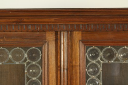 Biblioteca de estilo neorrenacentista, tallado de pilares, soporte pies, puertas con vidrio emplomado, sombrero, urna, marco rosa, caderas con gafas