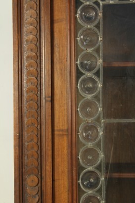 Biblioteca de estilo neorrenacentista, tallado de pilares, soporte pies, puertas con vidrio emplomado, sombrero, urna, marco rosa, caderas con gafas