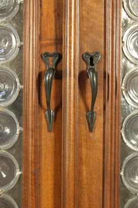 Biblioteca de estilo neorrenacentista, tallado de pilares, soporte pies, puertas con vidrio emplomado, sombrero, urna, marco rosa, caderas con gafas